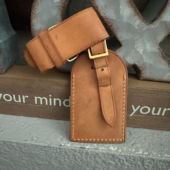 LOUIS VUITTON
Vachetta Luggage Tag : Poignet Set - Picture 15 of 15